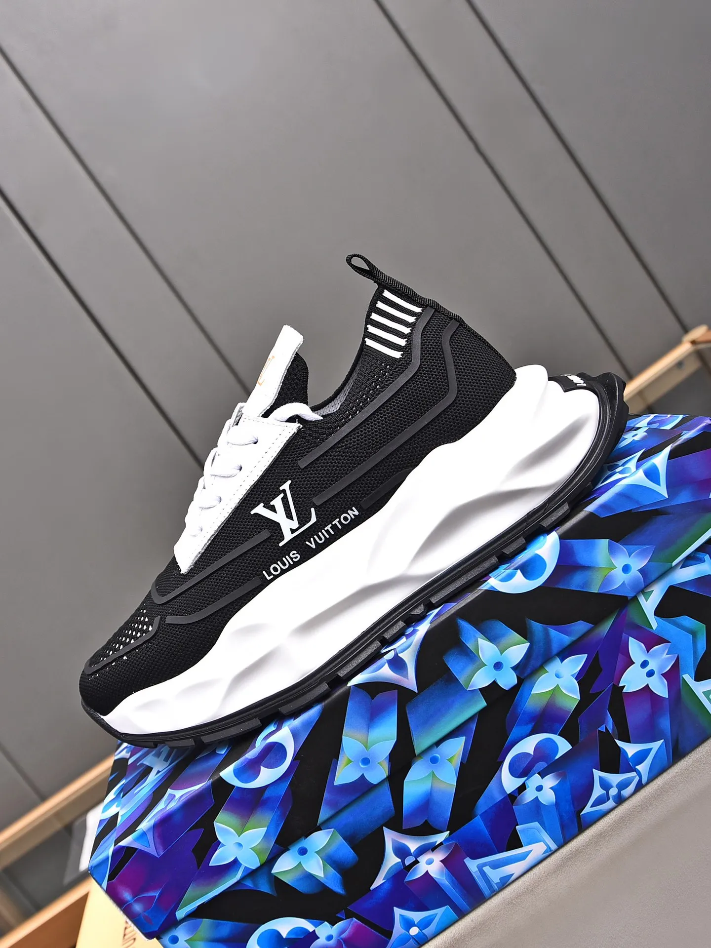 Men's shoes 💰500 LV high-end hot model 👍 Counter 1 design. The face is made of high-elastic fly knit + cowhide + imported glue! TPU outsole is easy to put on, light, comfortable and elastic, trendy and fashionable! ! ! 💪Multiple colors to choose from! Code number: 38-44 (45 46 customized)
